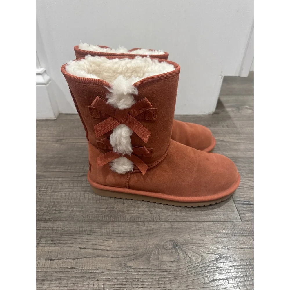 Koolaburra by UGG Victoria Short Burnt Orange Suede Bow Boots 1015874 Mens 8
